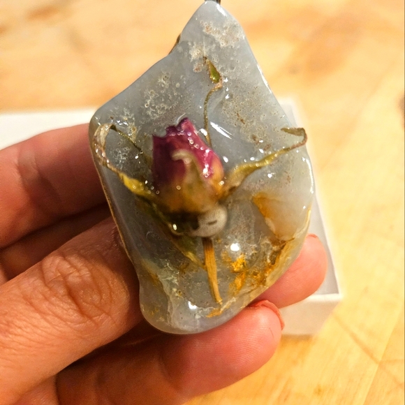 Handmade stone pendant with a dried rose on it. - Picture 4 of 6